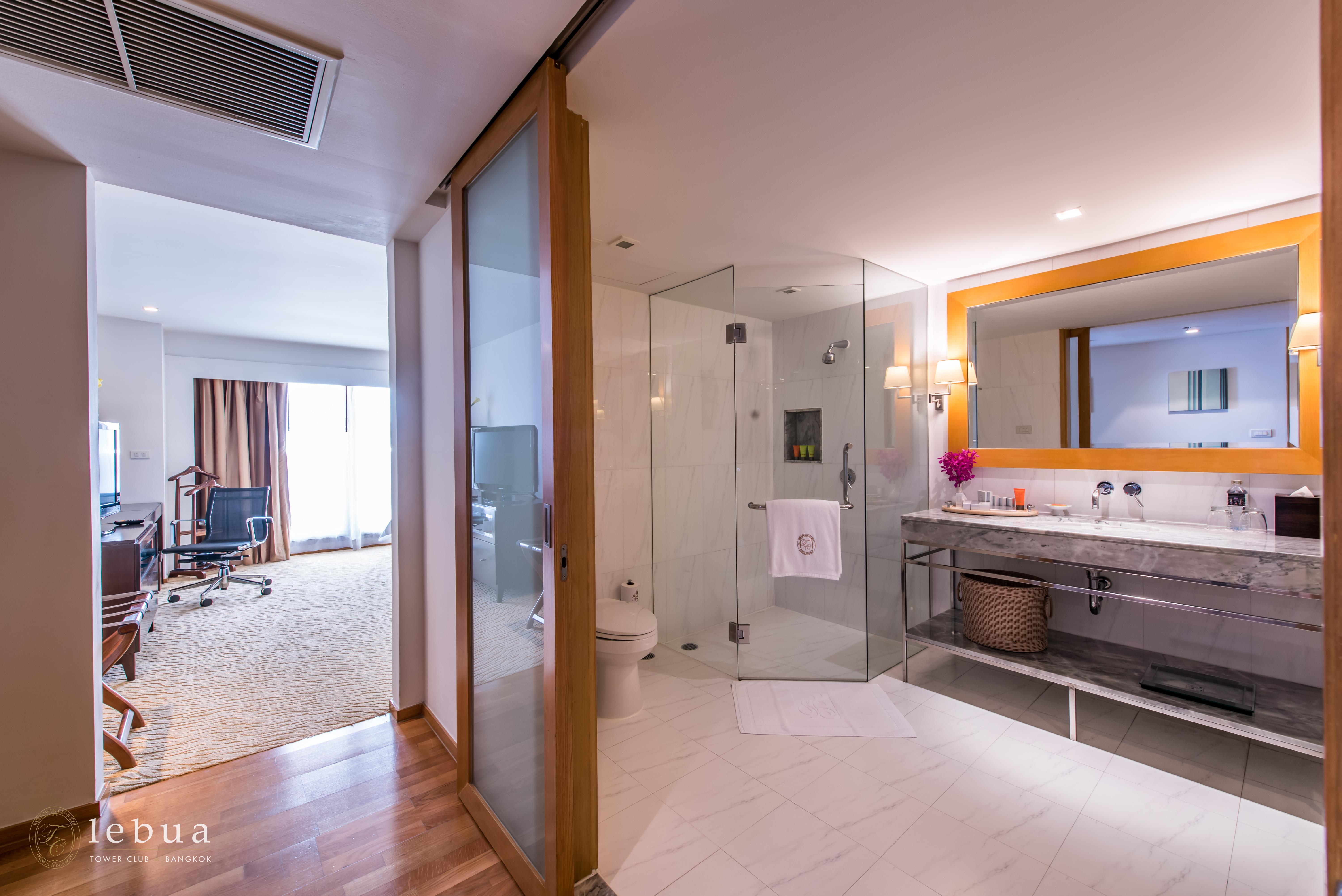 Tower Club At Lebua Hotel Bangkok Exterior photo Suite bathroom