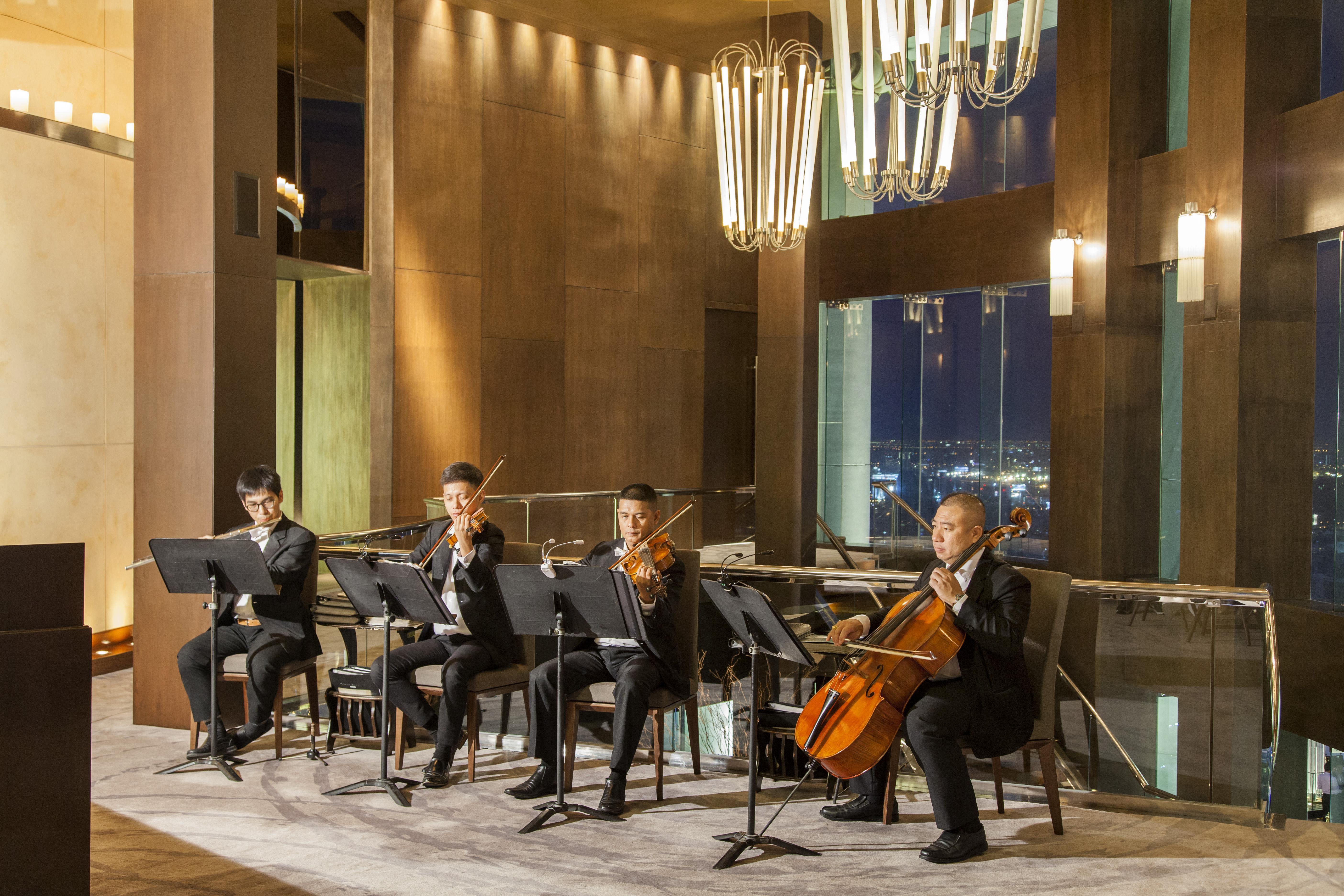 Tower Club At Lebua Hotel Bangkok Exterior photo A string quartet playing at a hotel