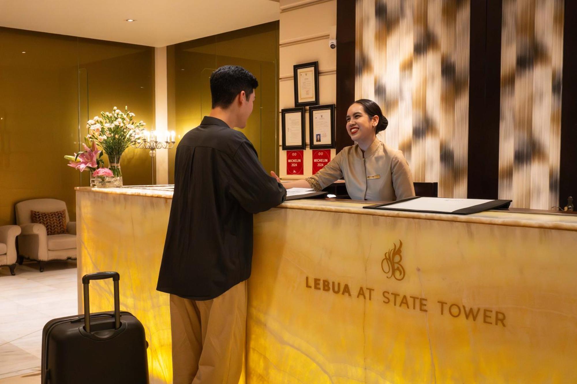 Tower Club At Lebua Hotel Bangkok Exterior photo A hotel receptionist at work