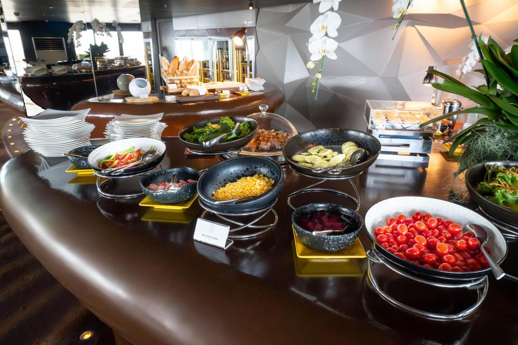 Tower Club At Lebua Hotel Bangkok Exterior photo A salad bar