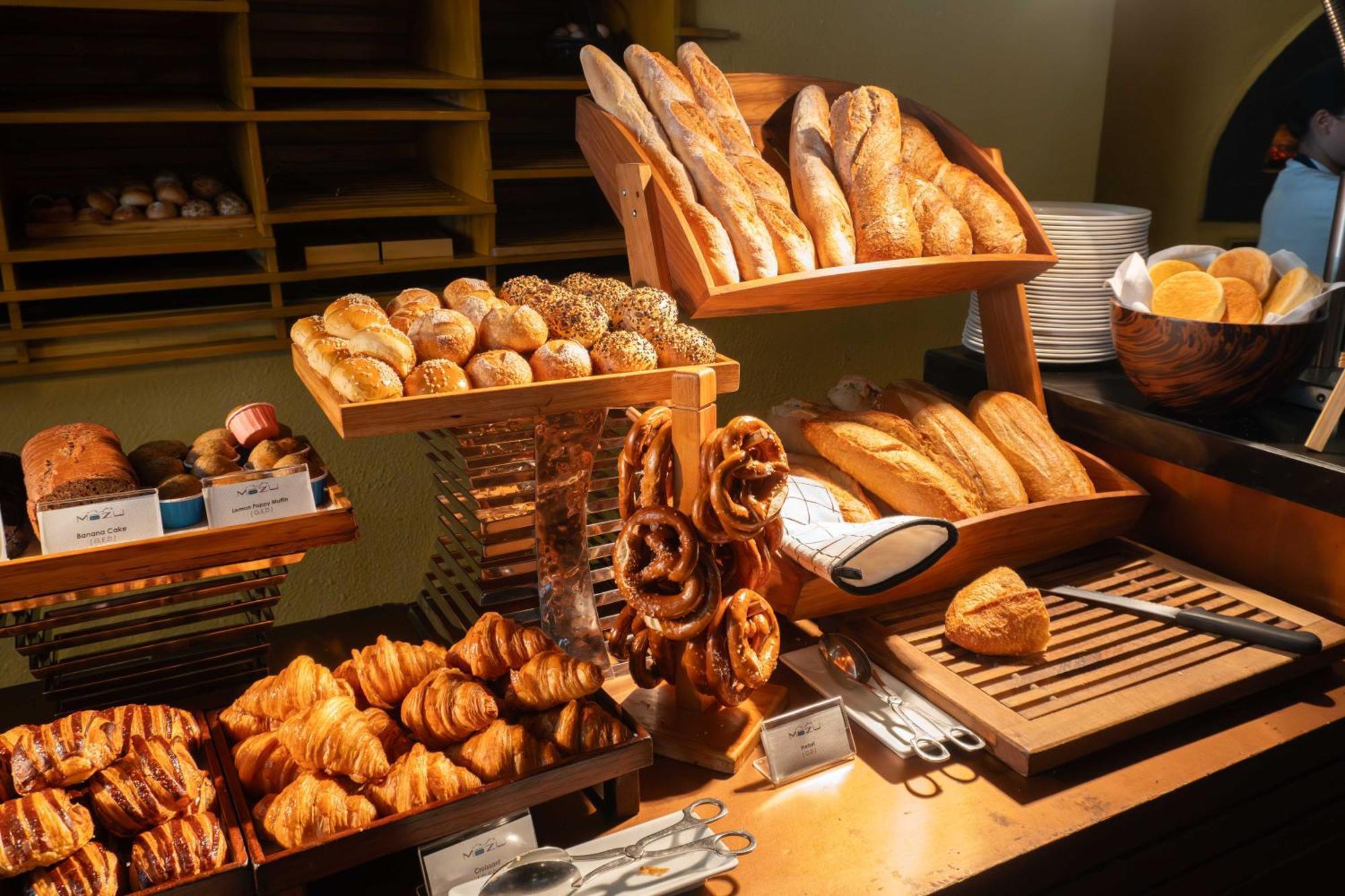 Tower Club At Lebua Hotel Bangkok Exterior photo A bread station