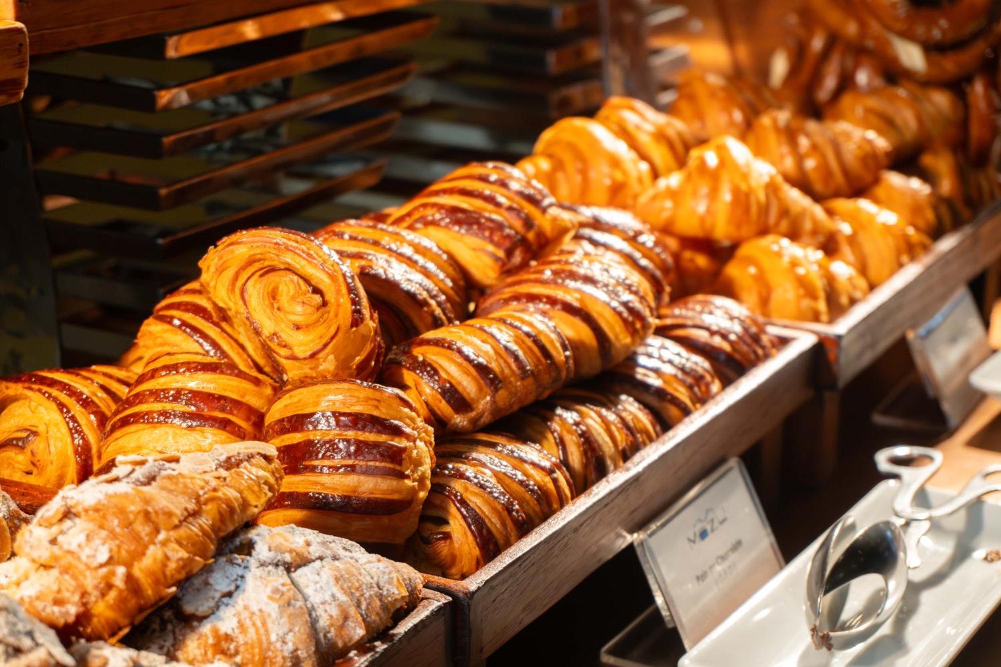 Tower Club At Lebua Hotel Bangkok Exterior photo Cinnamon buns