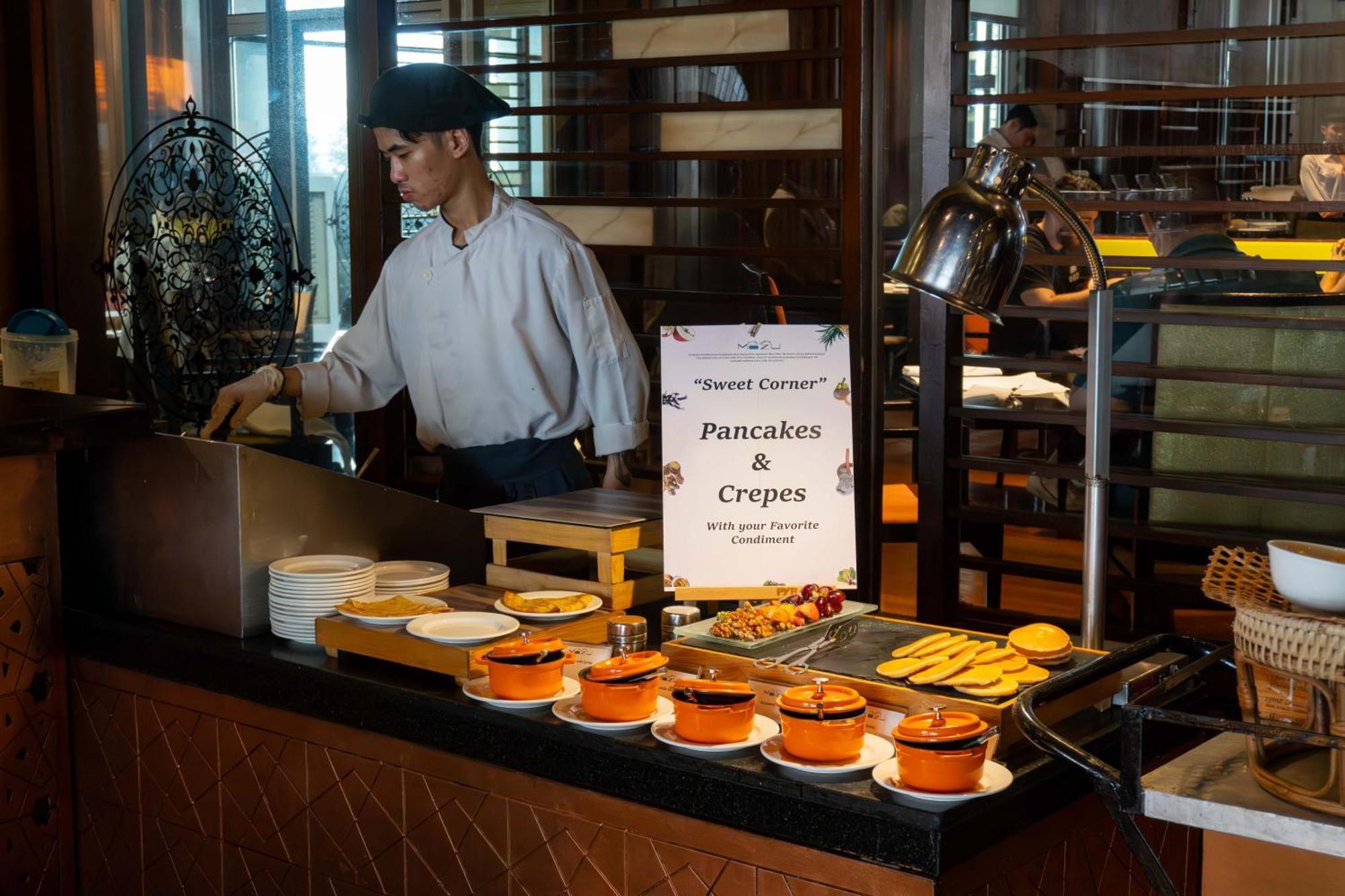 Tower Club At Lebua Hotel Bangkok Exterior photo A pancake and crêpe buffet at a hotel