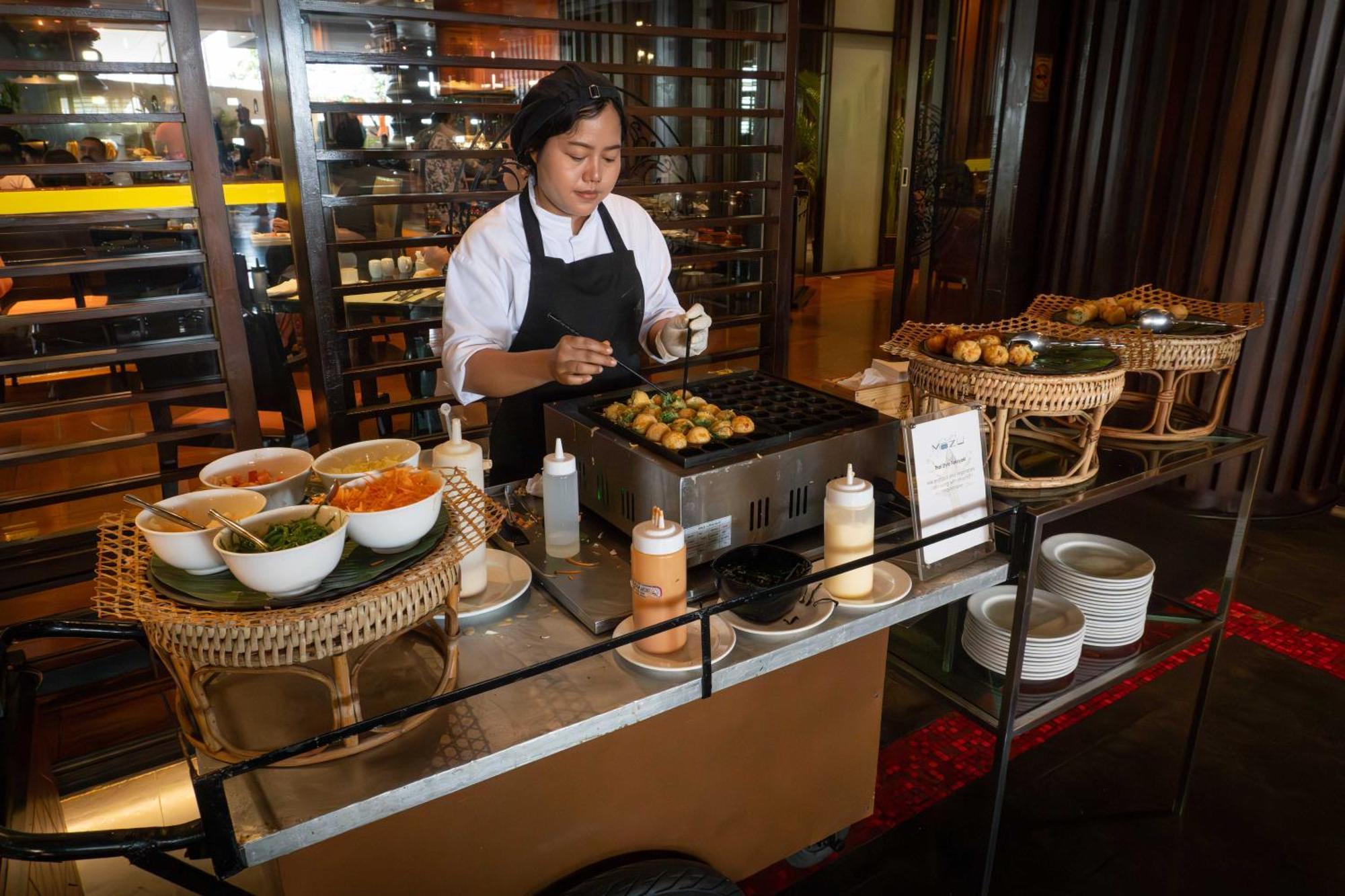 Tower Club At Lebua Hotel Bangkok Exterior photo A live cooking station at a hotel