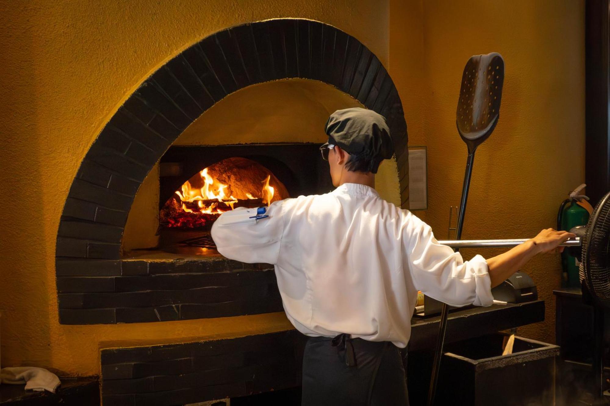 Tower Club At Lebua Hotel Bangkok Exterior photo A wood-fired oven in a restaurant